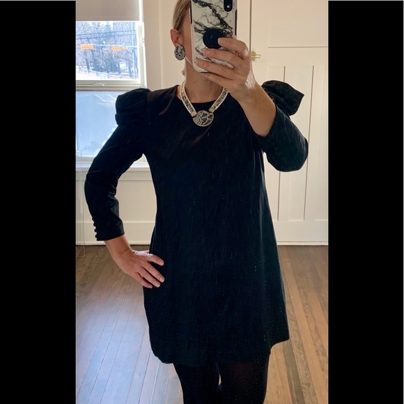 Black dress, puffed sleeves and vintage jewellery - Picture 4 of 5